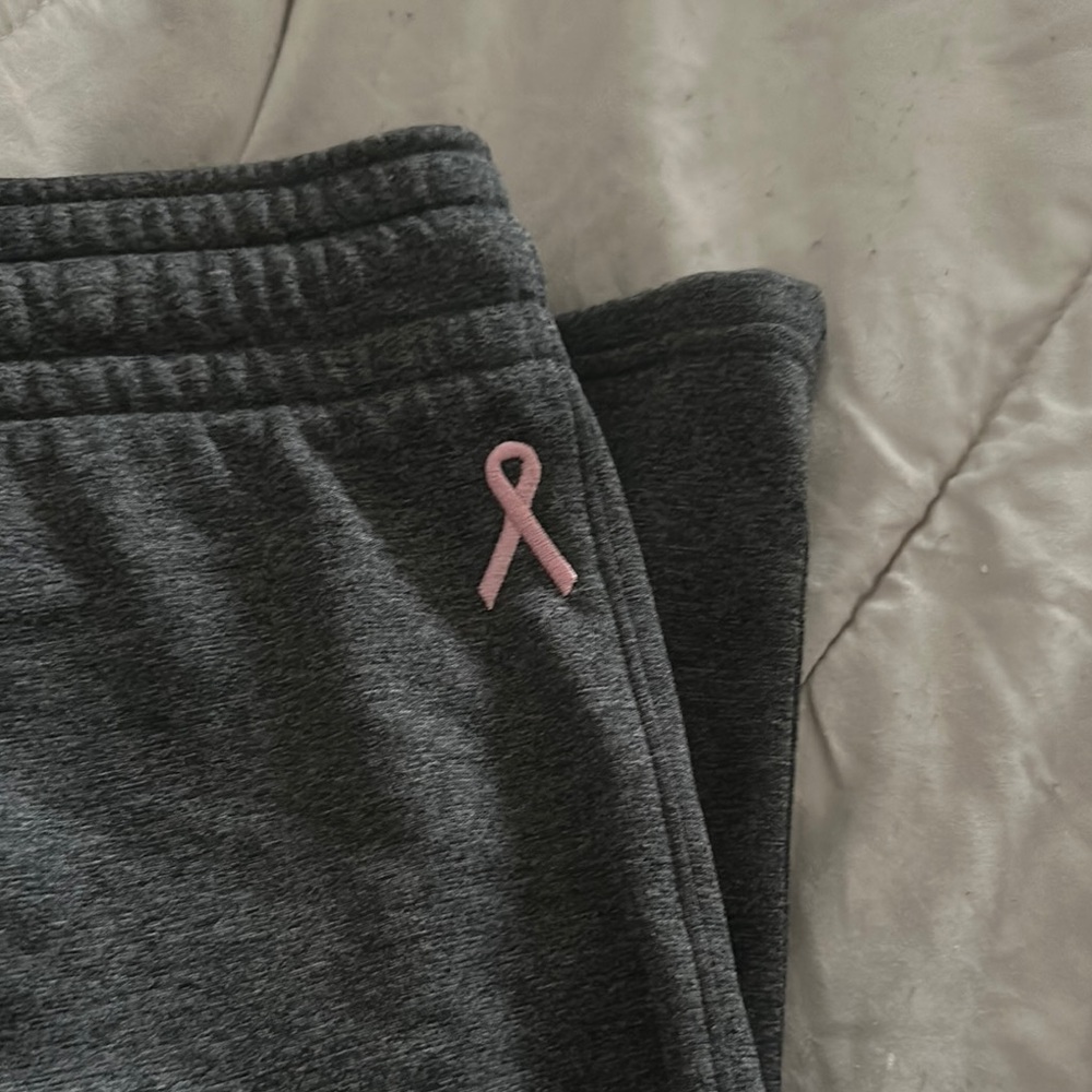 Women’s Under Armor sweatpants - Picture 2 of 3